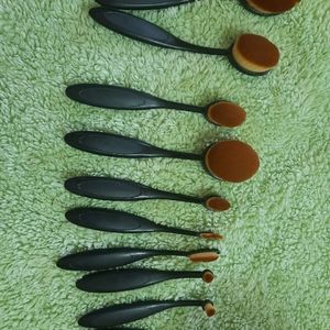 Oval makeup brushes